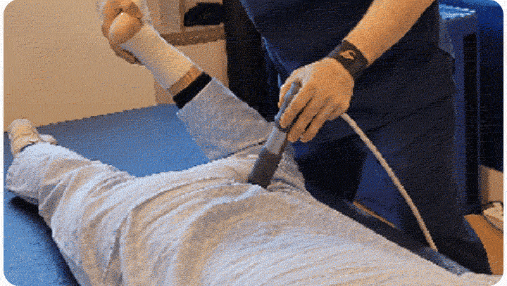 체외충격파 치료를 진행하고 있는 모습